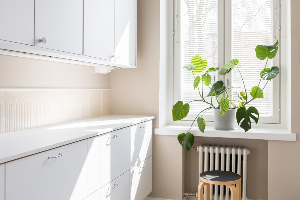 Kodinhoitohuoneen sormenjälkivapaat ovet on helppo pitää puhtaana.