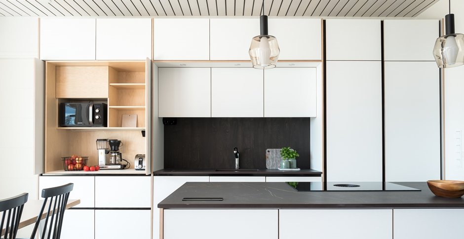 Esimerkkikeittiö: mattavalkoiset ovet vanerireunalla, Piilo-runko ja Dekton-taso