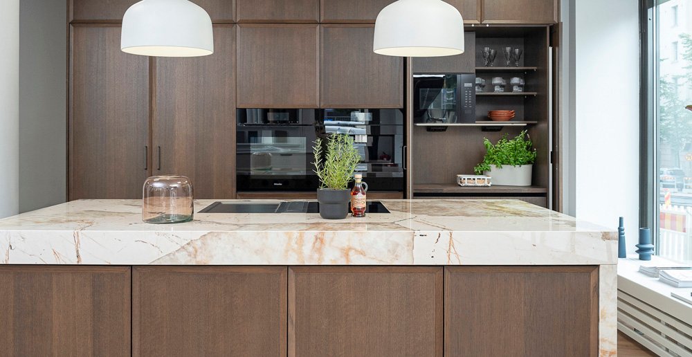 Helsinki Showroomin keittiö: Jiiri-ovimalli ja Dekton Khalo